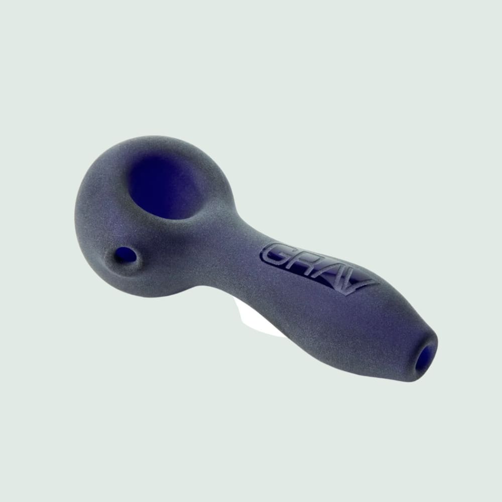 GRAV® Sandblasted Spoon Blau: Kompakte Borosilikatglas-Pfeife mit mattierter Oberfläche, tiefem Bowl & integriertem Ash-Catcher. Hochwertig, portabel, stylisch.